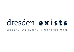 Dargestellt ist das Logo des Dresdnener Start-up Services Dresden exists. Der Schriftzug besteht aus schwarzen Buchstaben auf weißem Grund. Darunter stehen die Worte: Wissen. Gründen. Unternehmen.