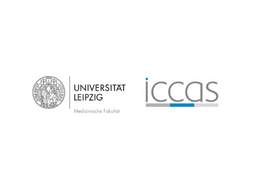 Dargestellt ist das Logo des ICCAS. Der linke Teil des Logos entspricht dem Logo der Universität Leipzig. Der rechte Teil enthält die grauen Buchstaben ICCAS auf weißem Grund. Das Wort ICCAS ist grau unterstrichen, der mittlere Teil des Unterstrichs ist blau eingefärbt.