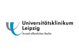 Logo Universitätsklinikum Leipzig, schwarze Schrift vor weißem Hintergrund, 2 Halbkreise, einer grau, einer blau